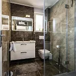 2 Bedroom Lovely Apartment In Obrovac Prázdninový dům