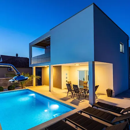Awesome Apartment In Obrovac Feriehus *