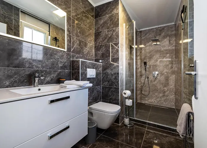 2 Bedroom Lovely Apartment In Obrovac Обровац