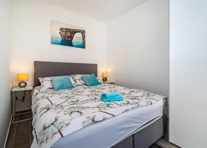 2 Bedroom Lovely Apartment In Obrovac Обровац