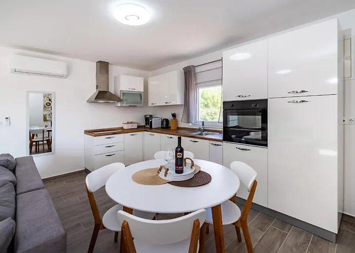 2 Bedroom Lovely Apartment In Obrovac