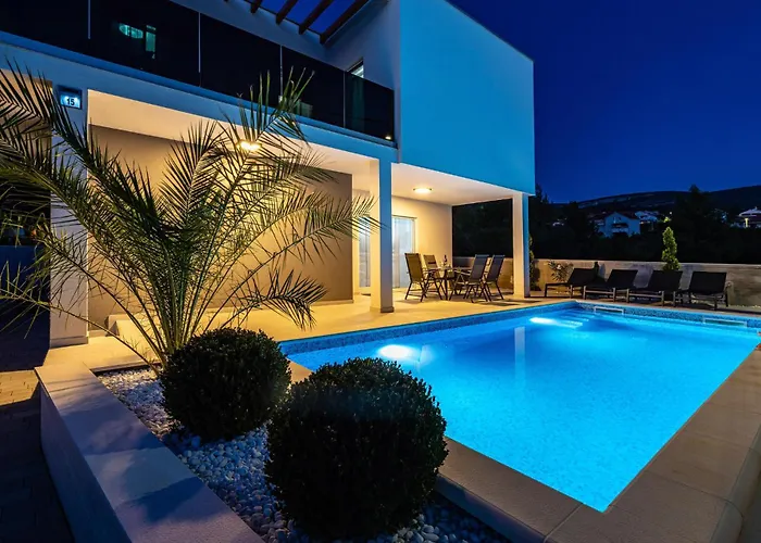 2 Bedroom Lovely Apartment In Obrovac *