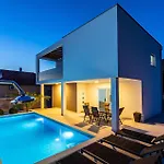 Awesome Apartment In Obrovac 別荘 *